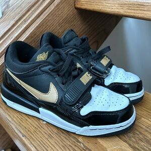 Nike Jordan Kids
Air Jordan Legacy 312 Low "Black/Metallic Gold" sneakers boys 4